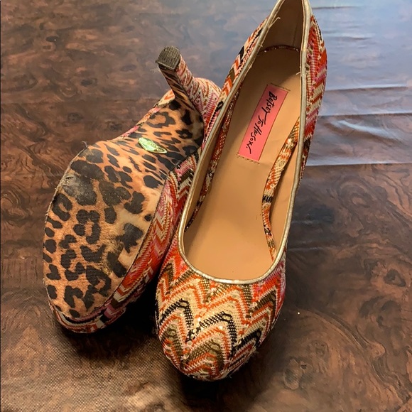 Get your glam on platform shoes by Betsy Johnson - Picture 3 of 6